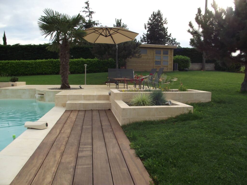 Installation d'une terrasse en bois aux abords d'une piscine vers Lozanne