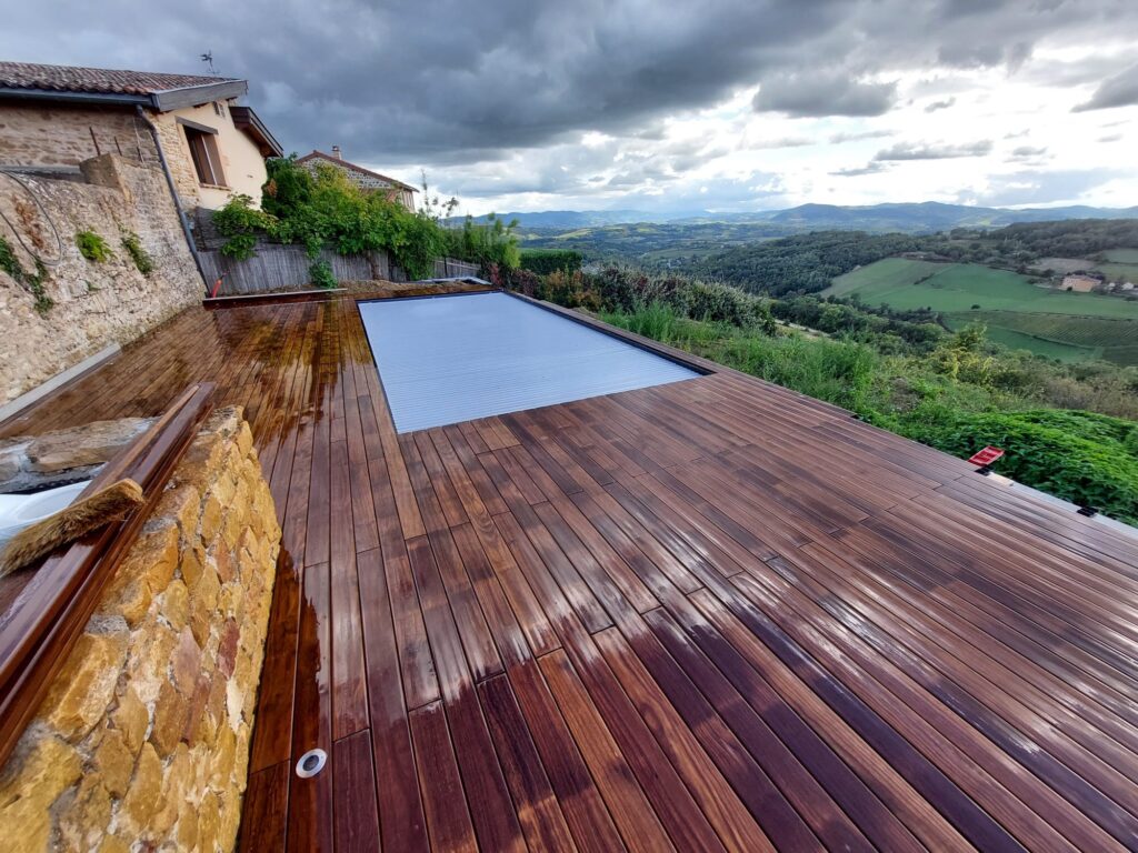 Terrasse en bois à Charnay par Massé Environnement.